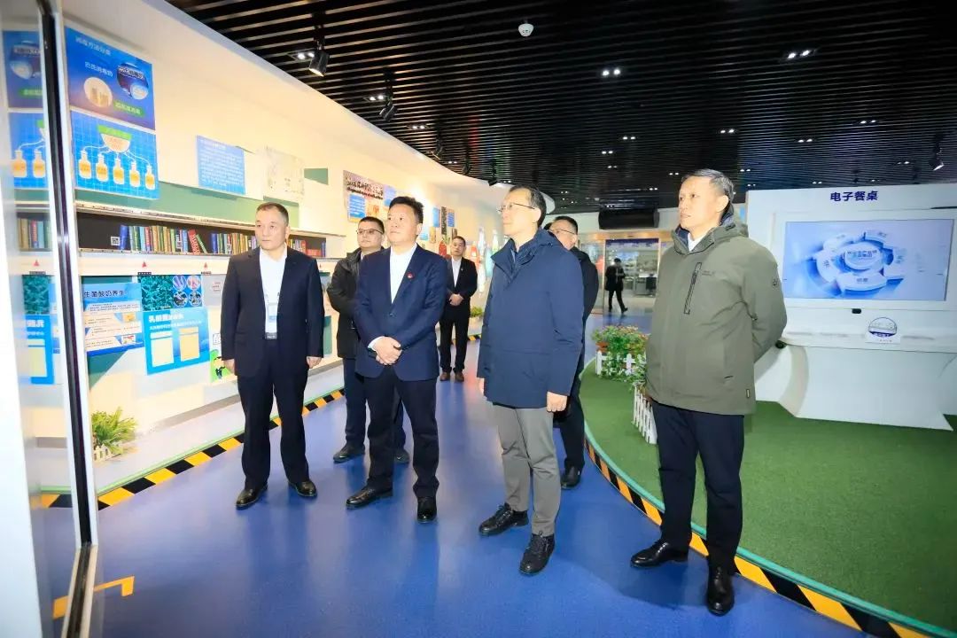 省政府國資委黨委書記、主任李濤一行到花花牛乳業(yè)集團調(diào)研